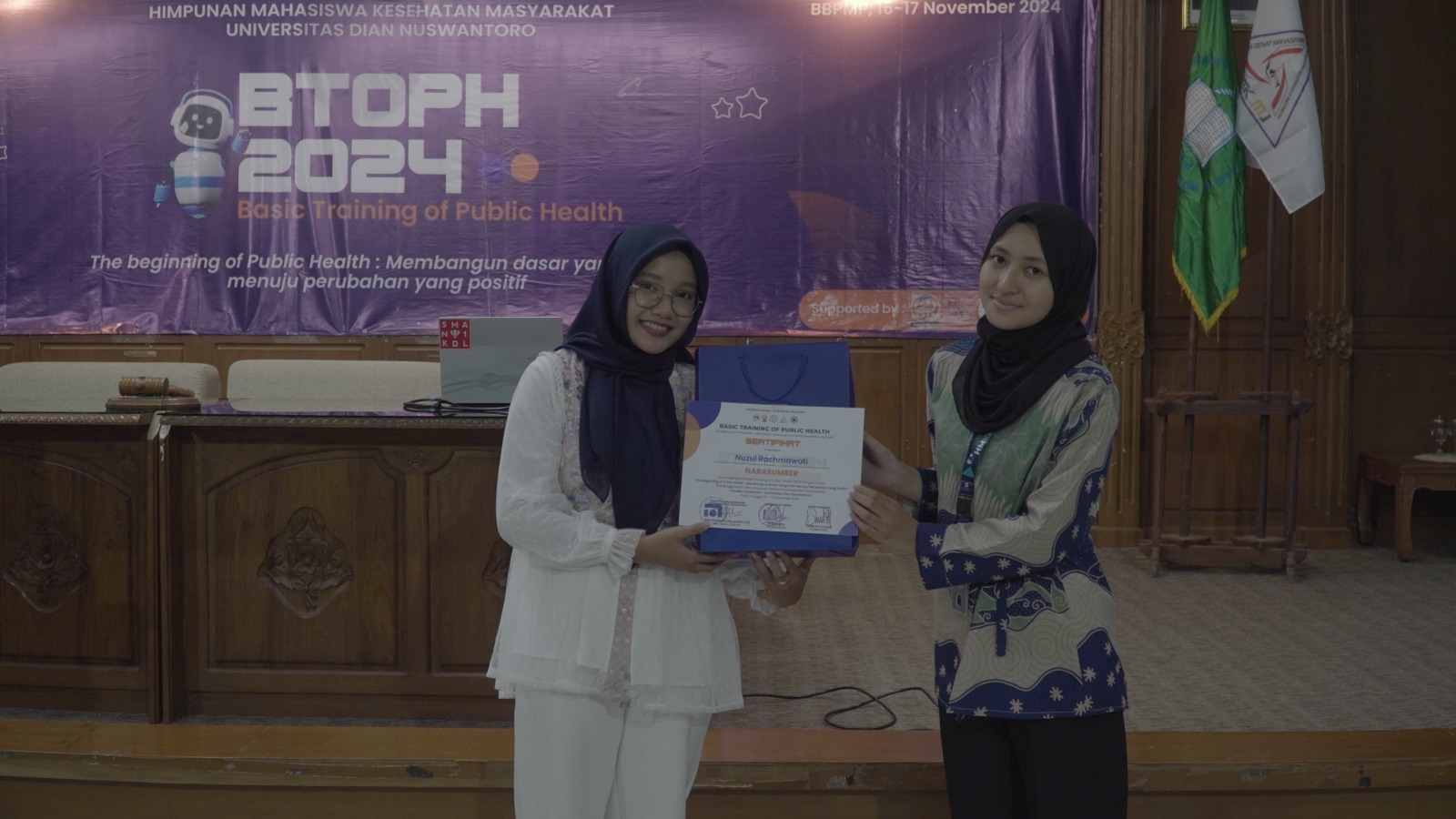 Penyerahan Goodiebag Pembicara Nuzul Rachmawati